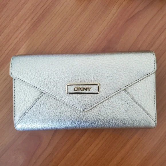 dkny trifold wallet